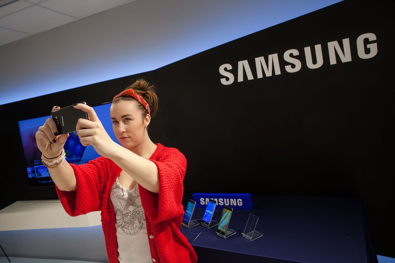 Kristel Aaslaid tutvub uue Samsungi nutitelefoniga.