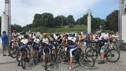 Галерея: российские и немецкие велосипедисты повезли ганзейский флаг в Псков