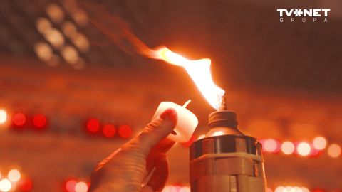 FOTO UN VIDEO ⟩ Tūkstošiem cilvēku noliek svecītes pie Rīgas pils