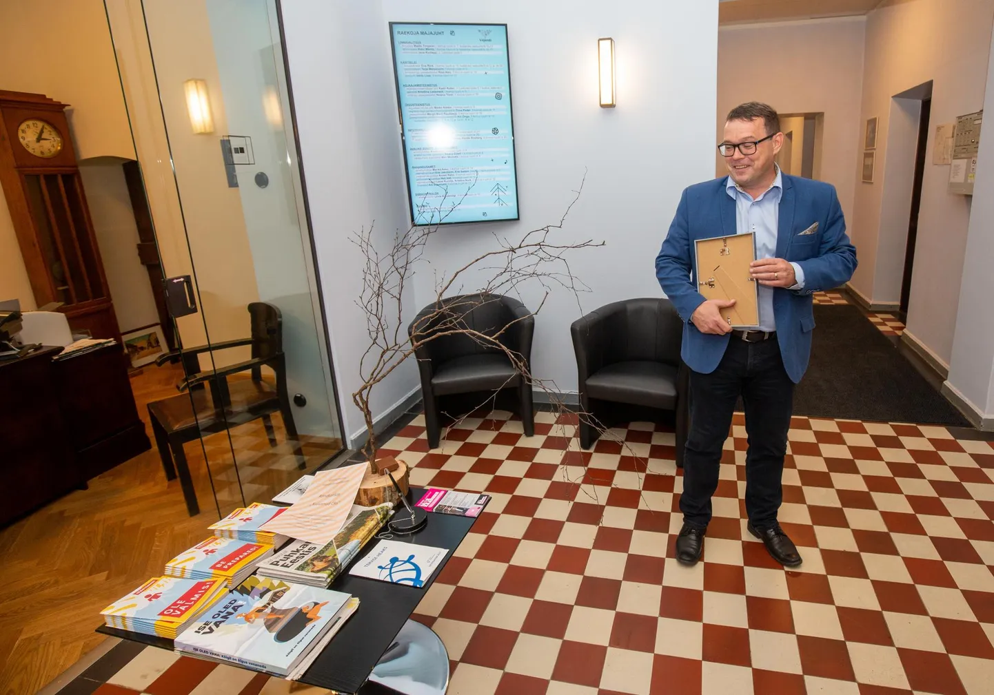 Linnapea Madis Timpson võttis ühel ja samal päeval vastu kaks auhinda: tunnustava ja mittetunnustava. Käes hoiab ta rahandusministeeriumi aukirja avatuima valitsemise eest ning laual on nördinud linlastelt saadud rändkarikas "Kuivanud oks".