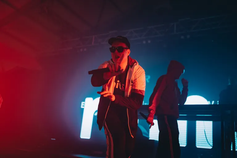 Sass Henno 1. veebruaril Tallinnas Simple Sessioni järelpeol. Taustal räppar nublu.