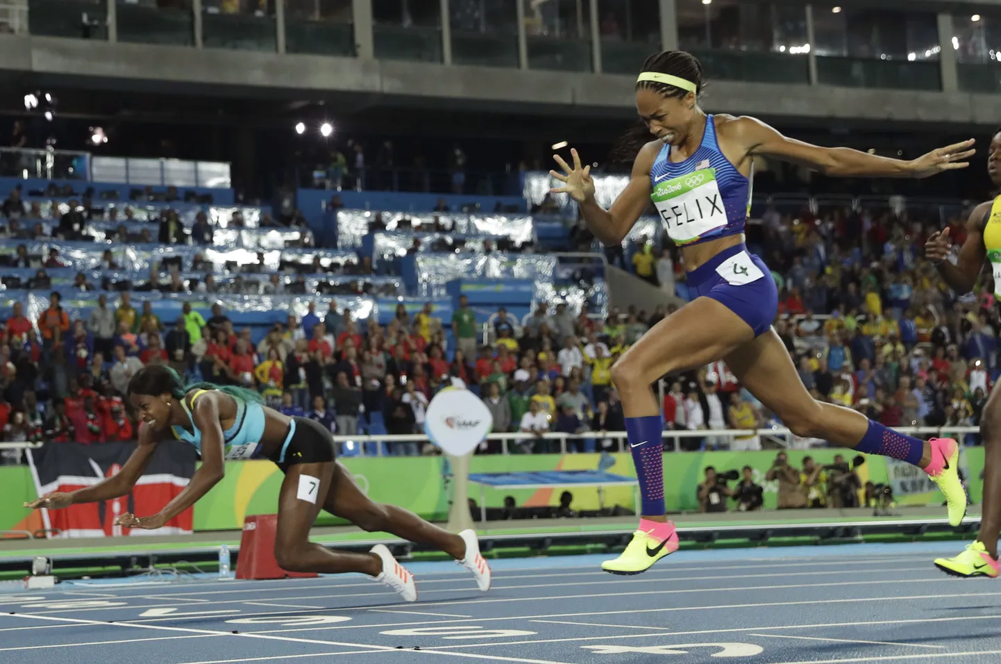 Shaunae Milleri (kukkumas) ja Allyson Felixi pinev lõpuheitlus.