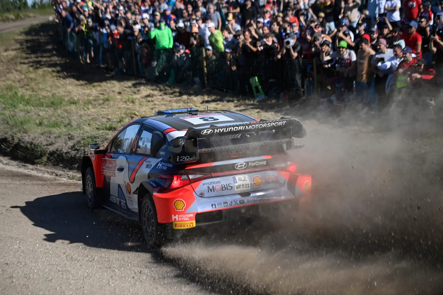 Ott Tänak ja Martin Järveoja Portugali rallil kihutamas.