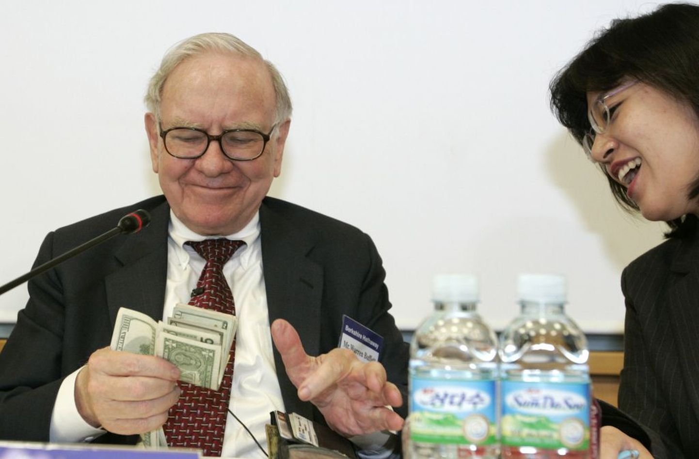 Miljardär Warren Buffet loeb Buffett alluva küsimuse peale oma rahakotis leiduvat sularaha.