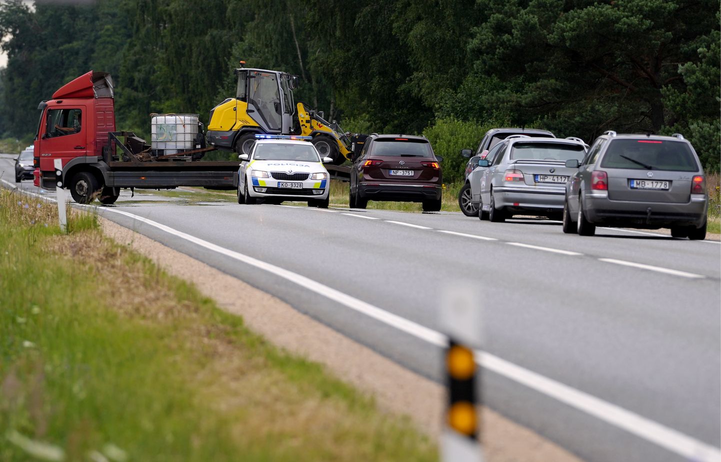 Ceļu satiksmes negadījuma dēļ, kurā iesaistīta kravas un vairākas vieglās automašīnas, slēgta satiksme Liepājas šosejas (A9) posmā Babītes pagastā.