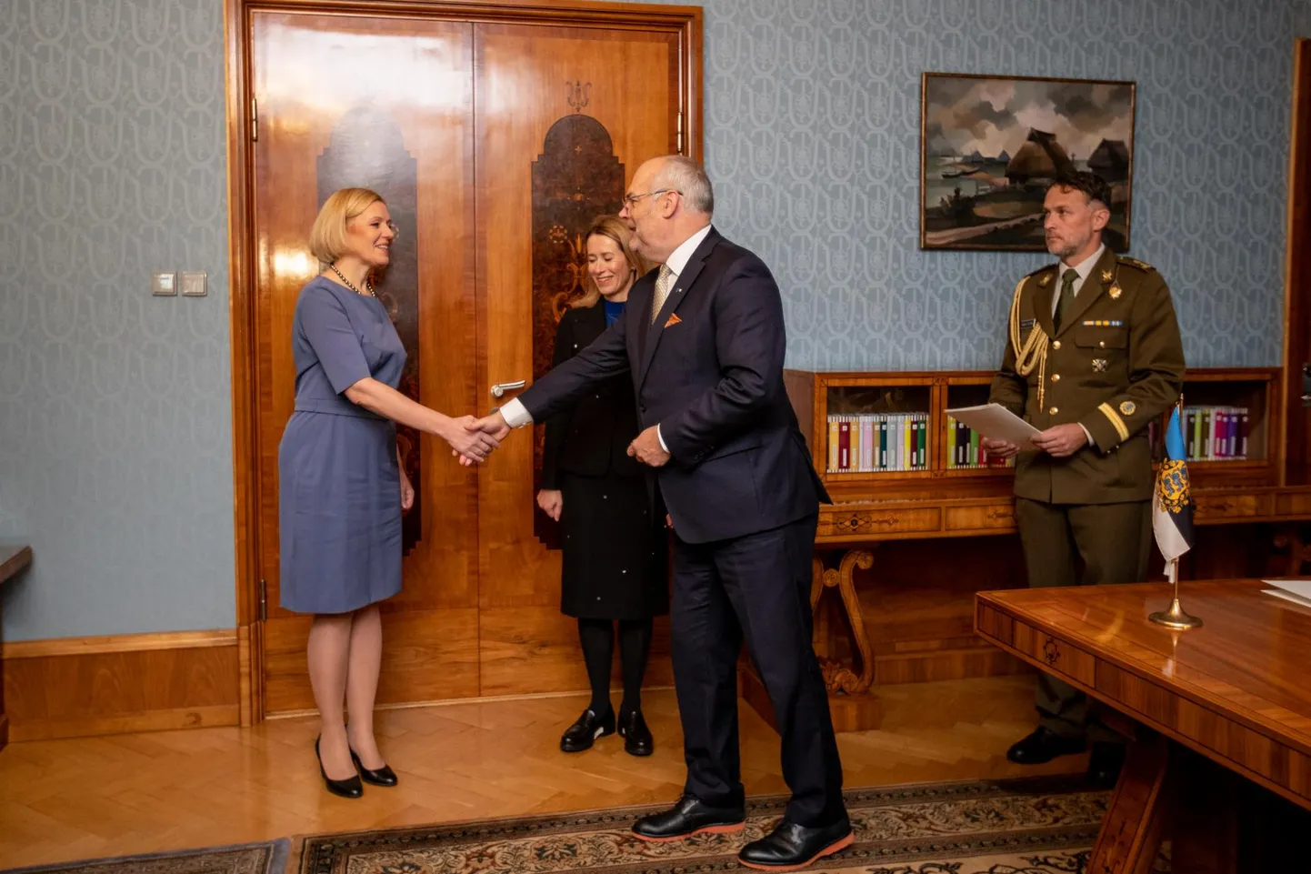 President Alar Karis nimetas Annely Akkermanni rahandusministri ametisse.