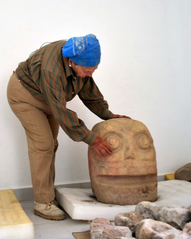 Arheoloog Noemi Castillo tutvustamas pealuukuju, mida seostatakse viljakusjumala Xipe Toteciga