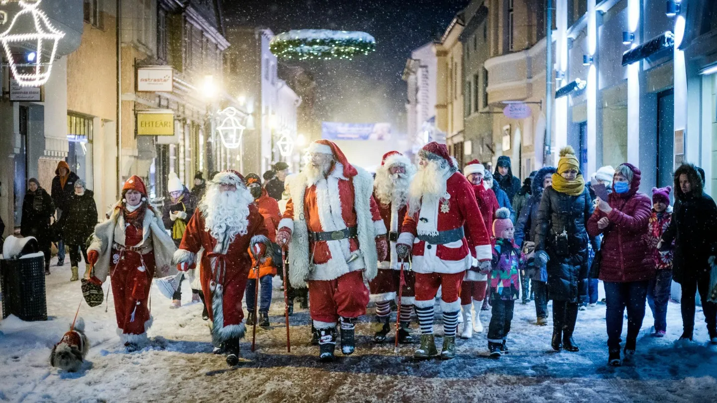 Eliisabeti kirikus süüdatud advendituli tuuakse traditsioonilise rongkäiguga Iseseisvuse väljakule.