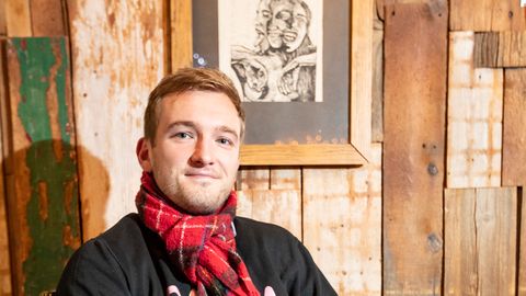 Ari Matti Mustonen torkab vaimukalt Tommy Cashi kuvandit: enne käis oma ossidega ringi ja rääkis vene keeles, nüüd laulab Eesti hümni!