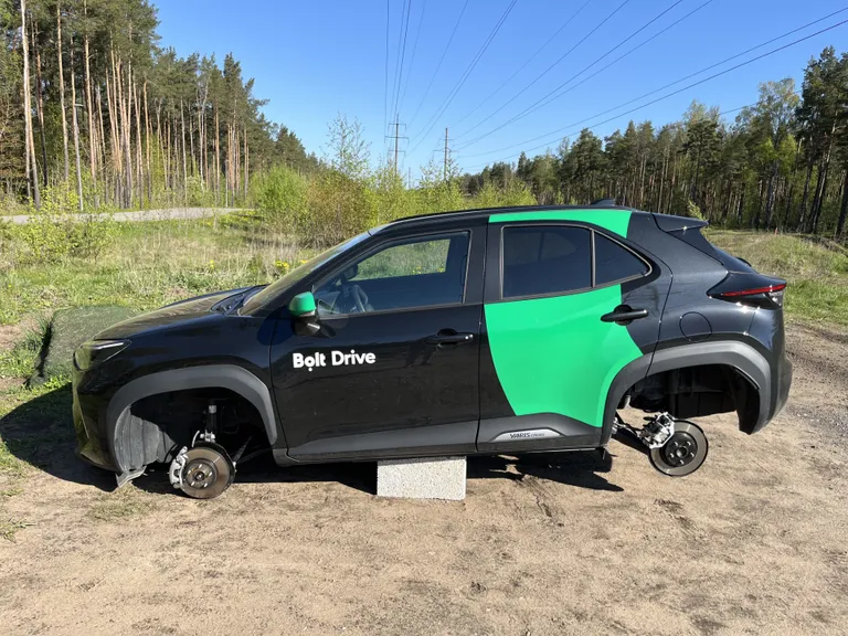 Автомобиль Bolt Drive, с которого злоумышленники сняли все колеса.