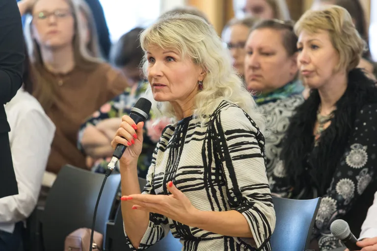 Директор Ярвеской гимназии Анне Эндъярв спросила у министра, поддерживает ли она предложение превратить существующую гимназию в государственную школу и оставить там полностью эстоноязычное обучение с 1-го по 12-й класс, как и есть сейчас.