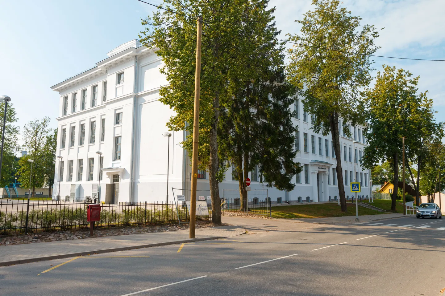 Valga gümnaasiumi hoones võeti ette suur remont ja sellest sügisest saavad gümnasistid õppima asuda uue kuue saanud koolimajas.