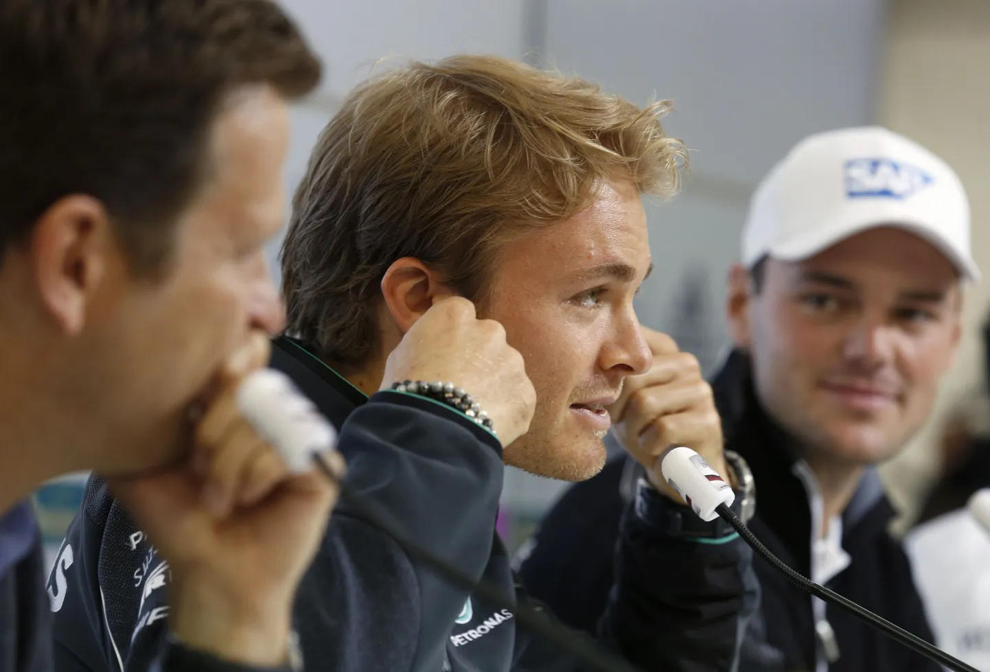 Saksamaa jalgpallikoondise peamänedžer Oliver Bierhoff (vasakul), vormel-1 sõitja Nico Rosberg ja golfimängija Martin Kaymer õnnetusele eelnenud pressikonverentsil.