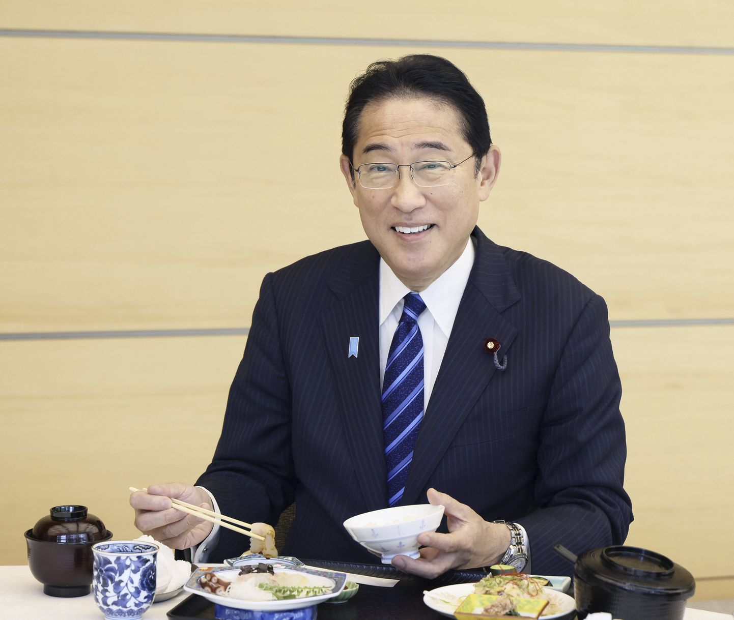 Jaapani peaminister Fumio Kishida lõunatamas - laual Fukushimast pärit kalaroog, 30. augustil 2023. a.