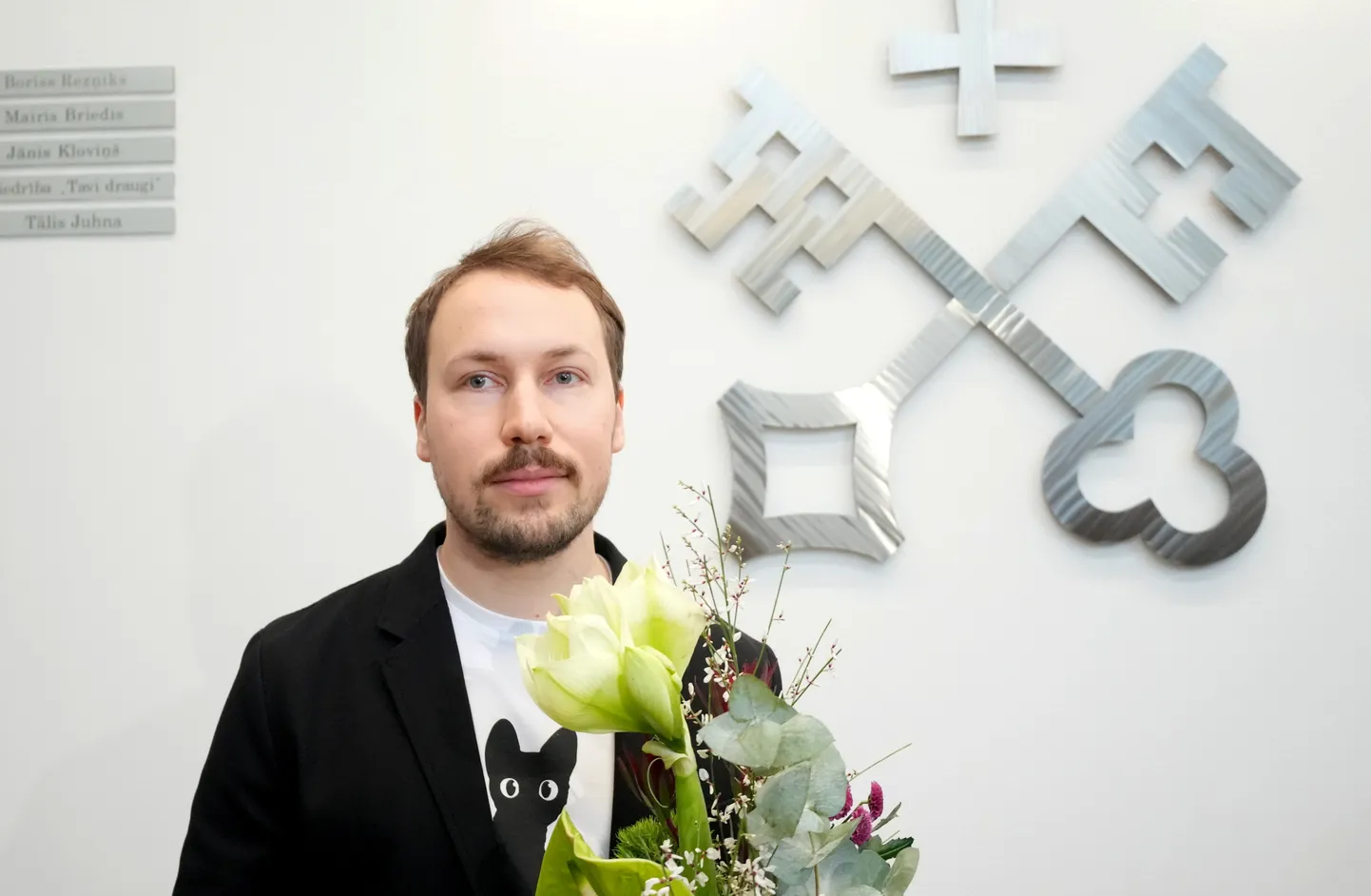 Režisors Gints Zilbalodis pēc "Gada rīdzinieks" apbalvojuma saņemšanas Rīgas domē.
