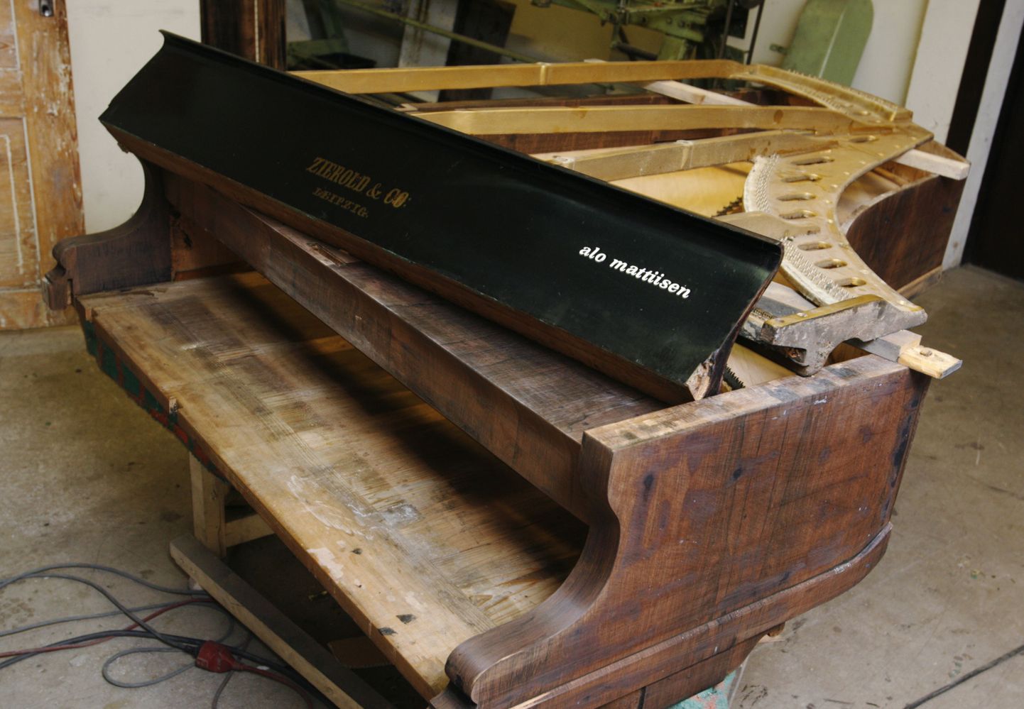 Klaverimeister ja KT Musical Instruments restaureerivad koostöös  Alo Mattiiseni klaverit.