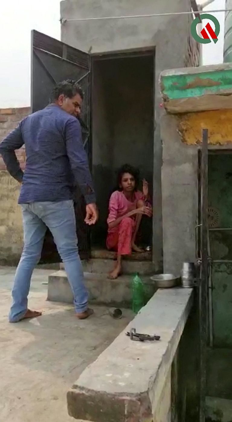 33-летняя Рамрати в туалете, куда ее поместил супруг