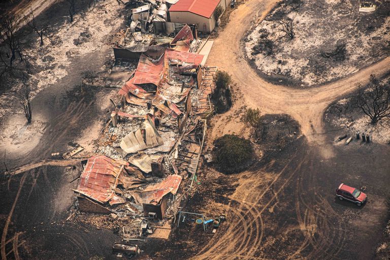 Maastikupõlengus kahjustada saanud hooned Austraalia Queenslandi osariigiis Sarsfieldis