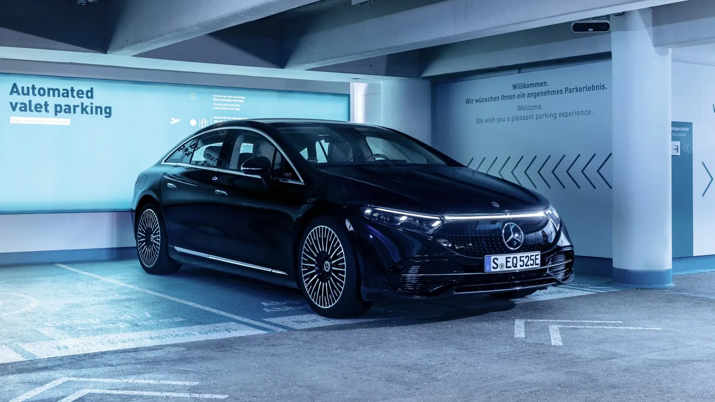 Isejuhtiv Mercedes oskab reisijate mahamineku kohast ise edasi vabasse parkimiskohta sõita.