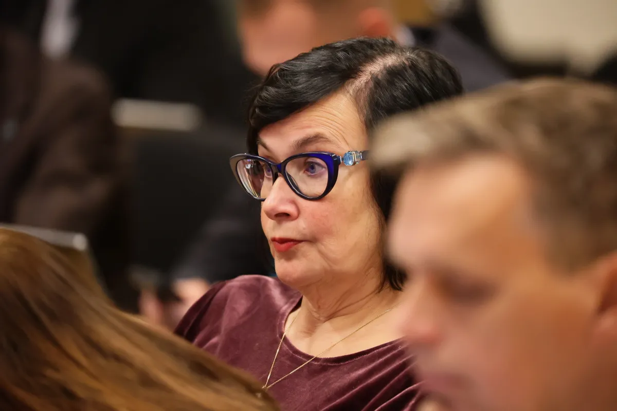 Narva volikogu kogunes, et umbusaldada senist linnapead ja valida uus meer. Umbusaldus Jaan Tootsile kukkus läbi.