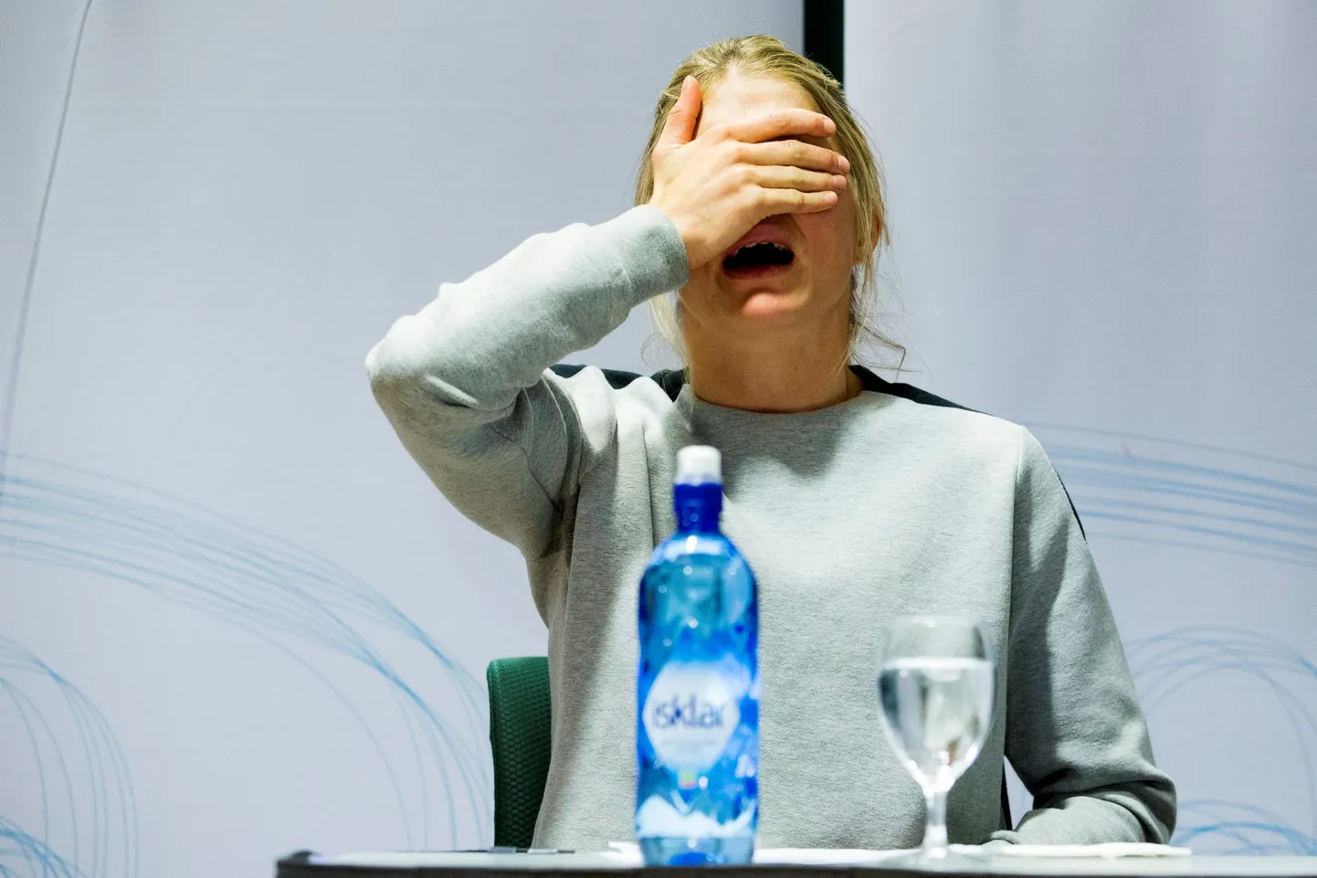 Olümpiavõitja Therese Johaug pressikonverentsil.