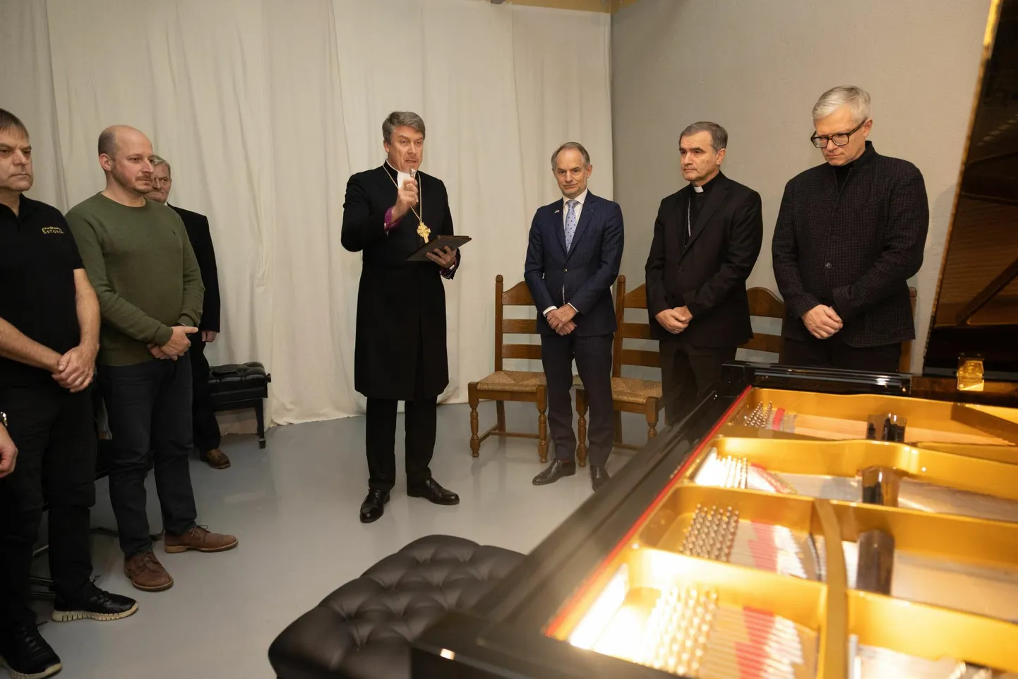 Estonia klaverivabrikus õnnistati Notre-Dame'i katedraalile kingiks minev Estonia klaver.