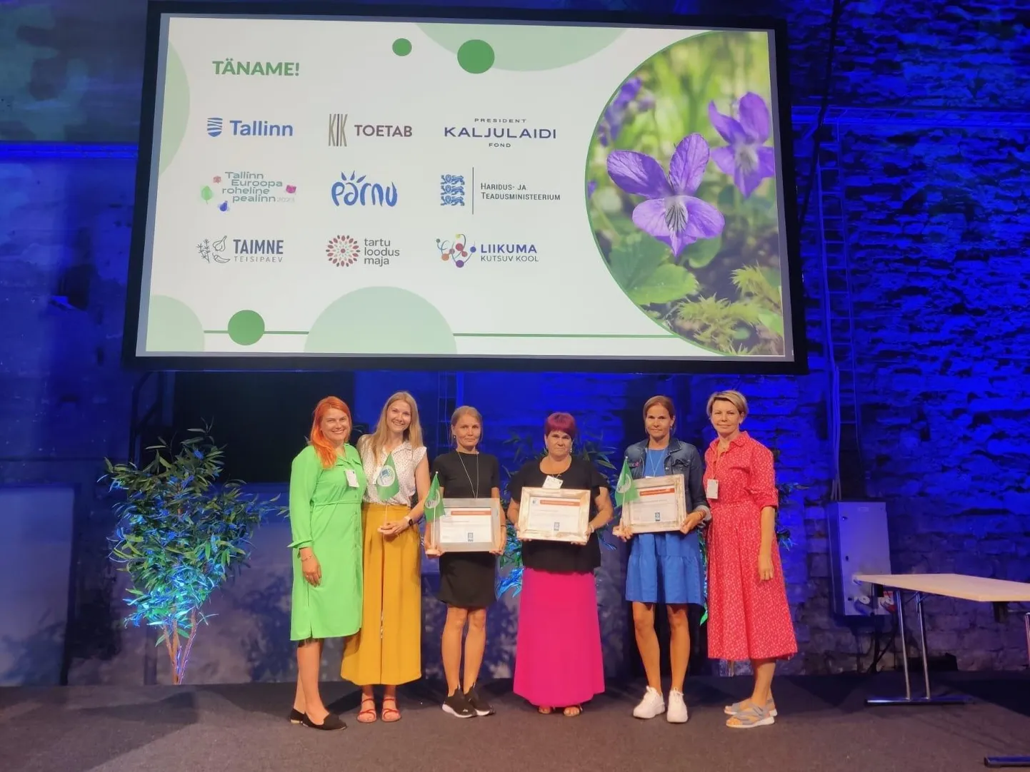 "Rohelise lipu" tunnustamisüritus kultuurikatlas: vasakult Riina Remmelgas (Kungla lasteaia õpetaja), Marika Kundla (Kungla lasteaias programmi Roheline Kool projektijuht), Moonika Suurmaa (Triinu lasteaia õppejuht), Alla Puhilas (Kungla lasteaia õpetaja), Kristin Kiir-Nirgi (eralasteaia Kaur õpetaja) ja Svetlana Prohorova (Kungla lasteaia majandusspetsialist).