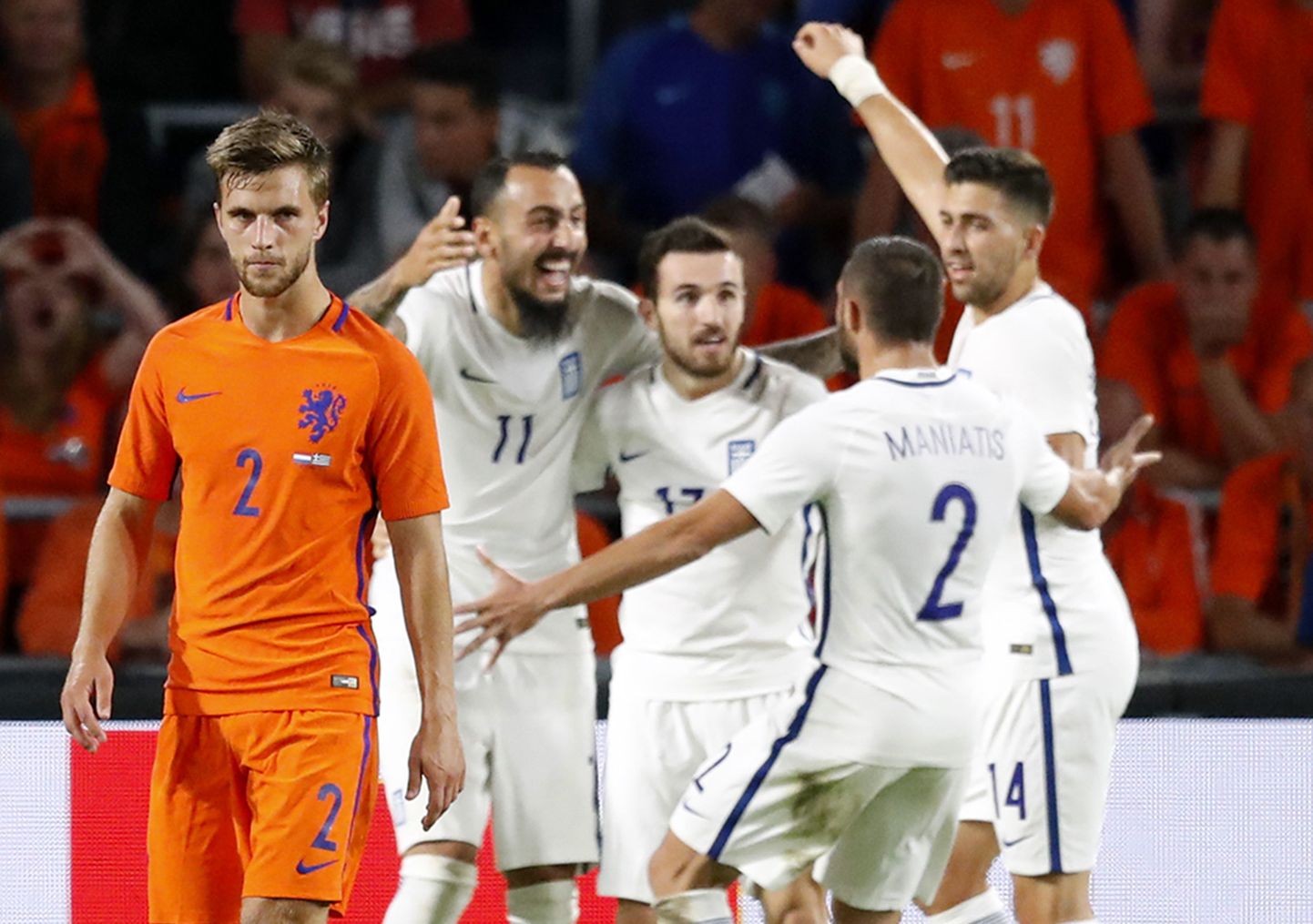 Греческие футболисты радуются победе над сборной Голландии.