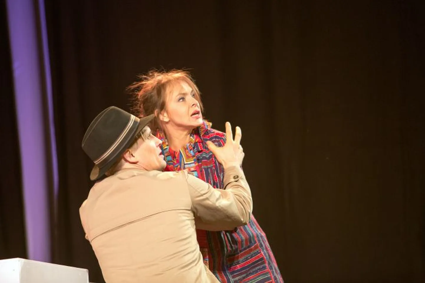 VAT Teatri lavastus kaevub internetisügavustesse: Tanel Saar ja Elina Reinold aktsioonis.