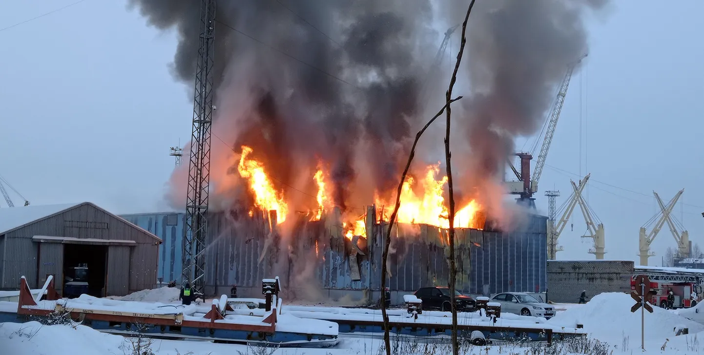 В Вецмилгрависе продолжается тушение опасного пожара