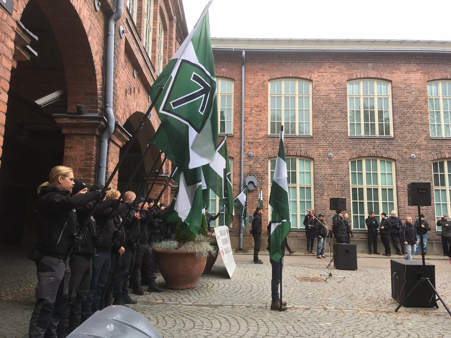Tampere kesklinna kogunenud paremäärmuslased.