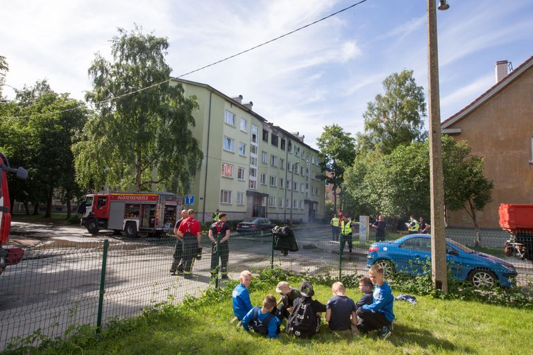 Пожар в многоквартирном доме на улице Нису в Таллинне.