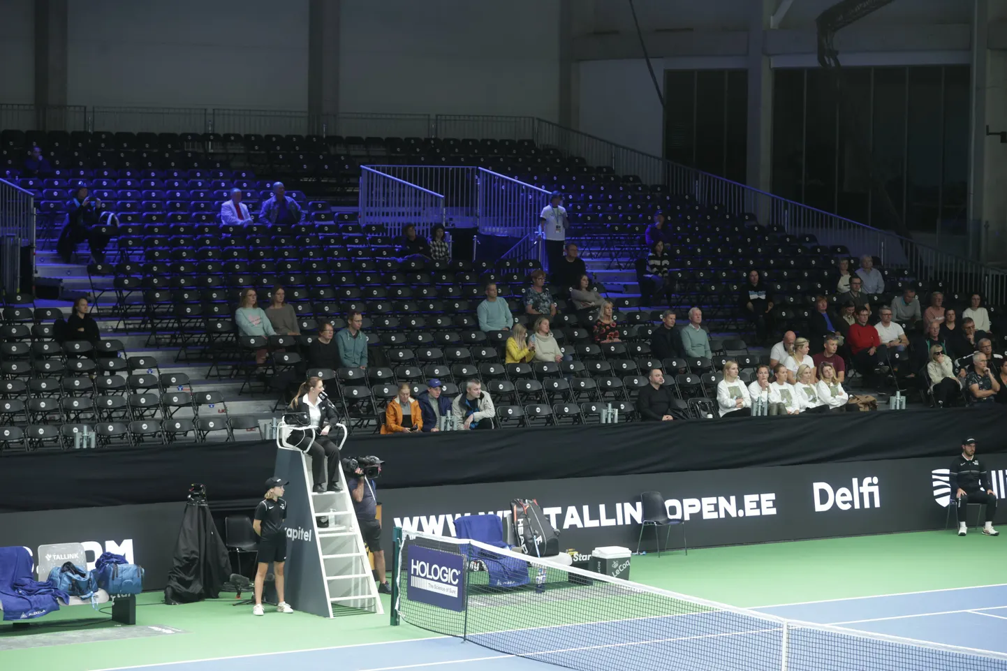 Tallinna WTA turniiri avapäeval jäid tribüünid esialgu peaaegu tühjaks.