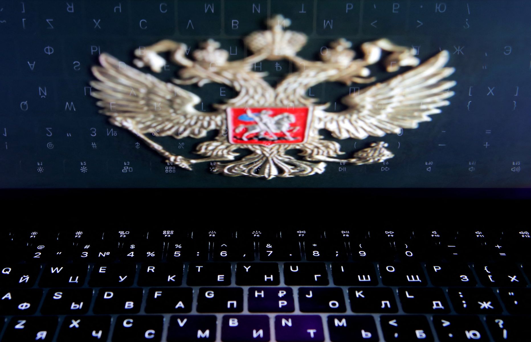 Venemaa vapi peegeldus sülearvuti ekraanil.