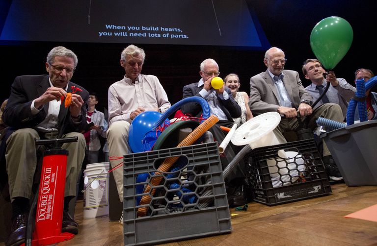 Nobeli laureaadid 2018 Ig Nobelite tseremoonial (vasakult paremale): Nobeli majandusauhinna 2007 saanud Eric Maskin, 2001 füüsikaauhinna saanud Wolfgang Ketterle, 2016 majandusauhinna saanud Oliver Hart ja 2017 meditsiiniauhinna saanudMichael Rosbash