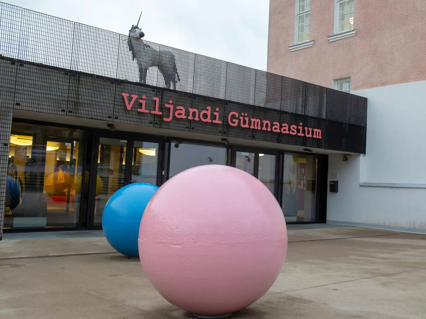 Viljandi gümnaasium otsib talle viieks aastaks suurte puutetundlike ekraanide ja dokumendikaamerate rentijat.