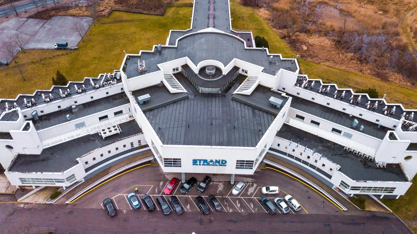 Strandi omanik Egon Elstein leiab, et tänavu suvel peatus hoolimata ilusast ilmast hotellides külastajaid vähem justnimelt kasvanud kodumajutuse tõttu.