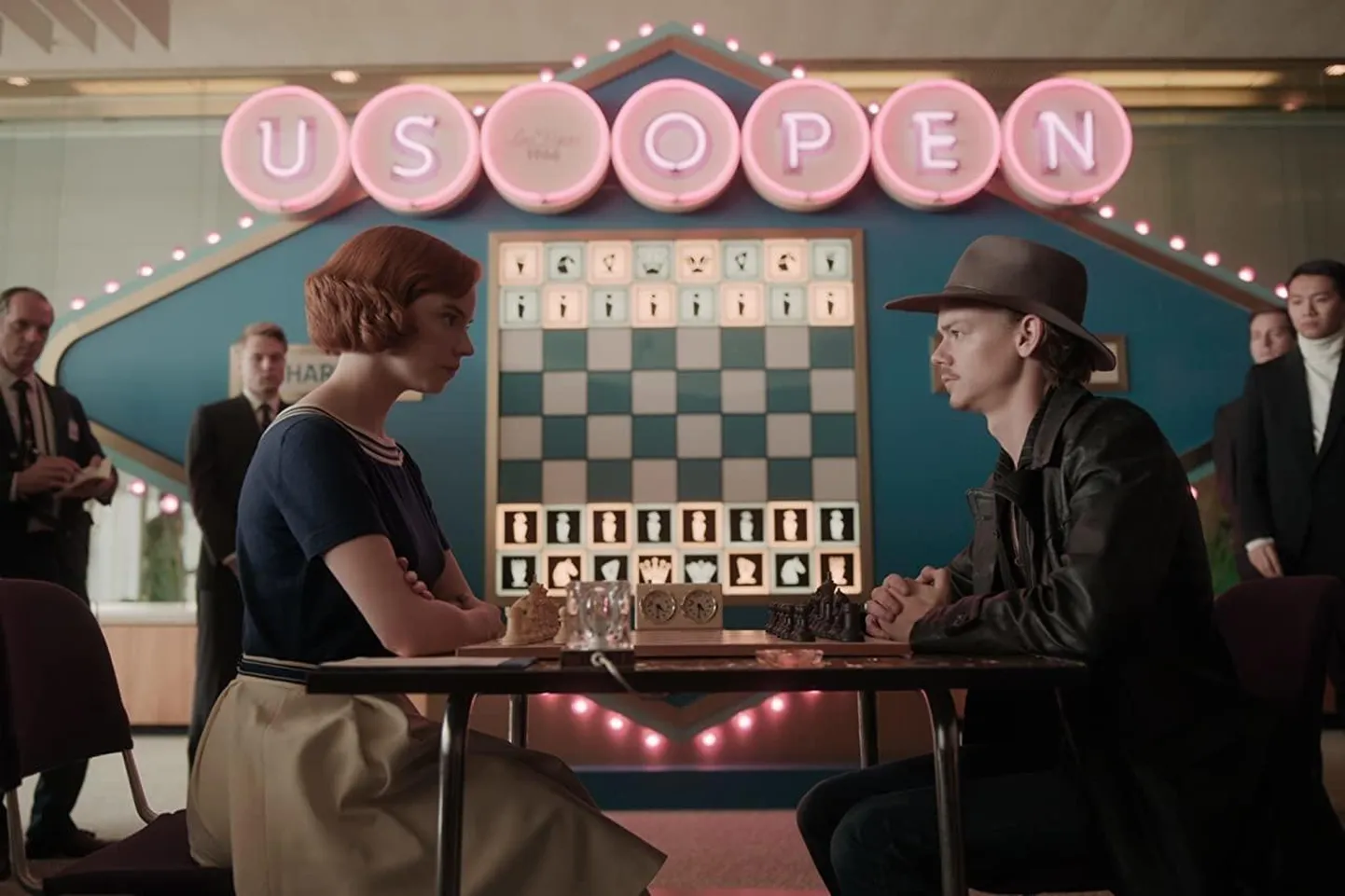 Anya Taylor-Joy ja Thomas Brodie-Sangster telesarjas «Lipugambiit».