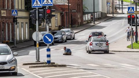 Rakveres istus mees liiklusrohkel ristmikul