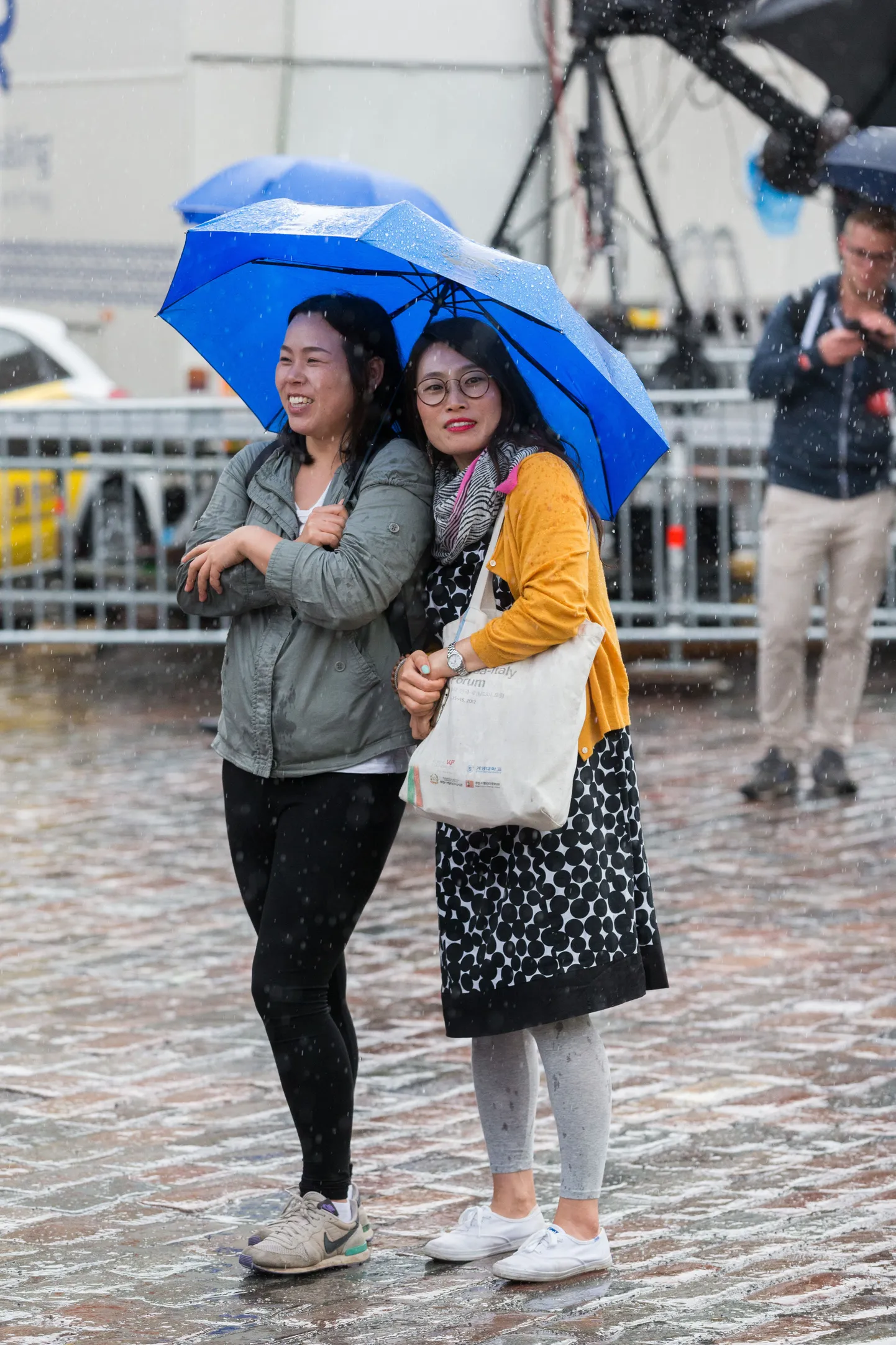 Turistid Tallinnas Raekoja platsil.