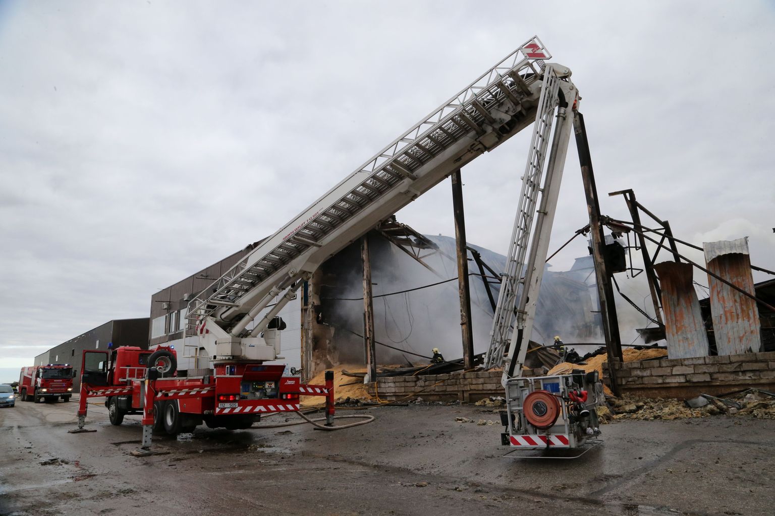 Tartu vallas Tila külas asuva puidutööstuse põlengu kustutamine jätkus veel eile hommikul.