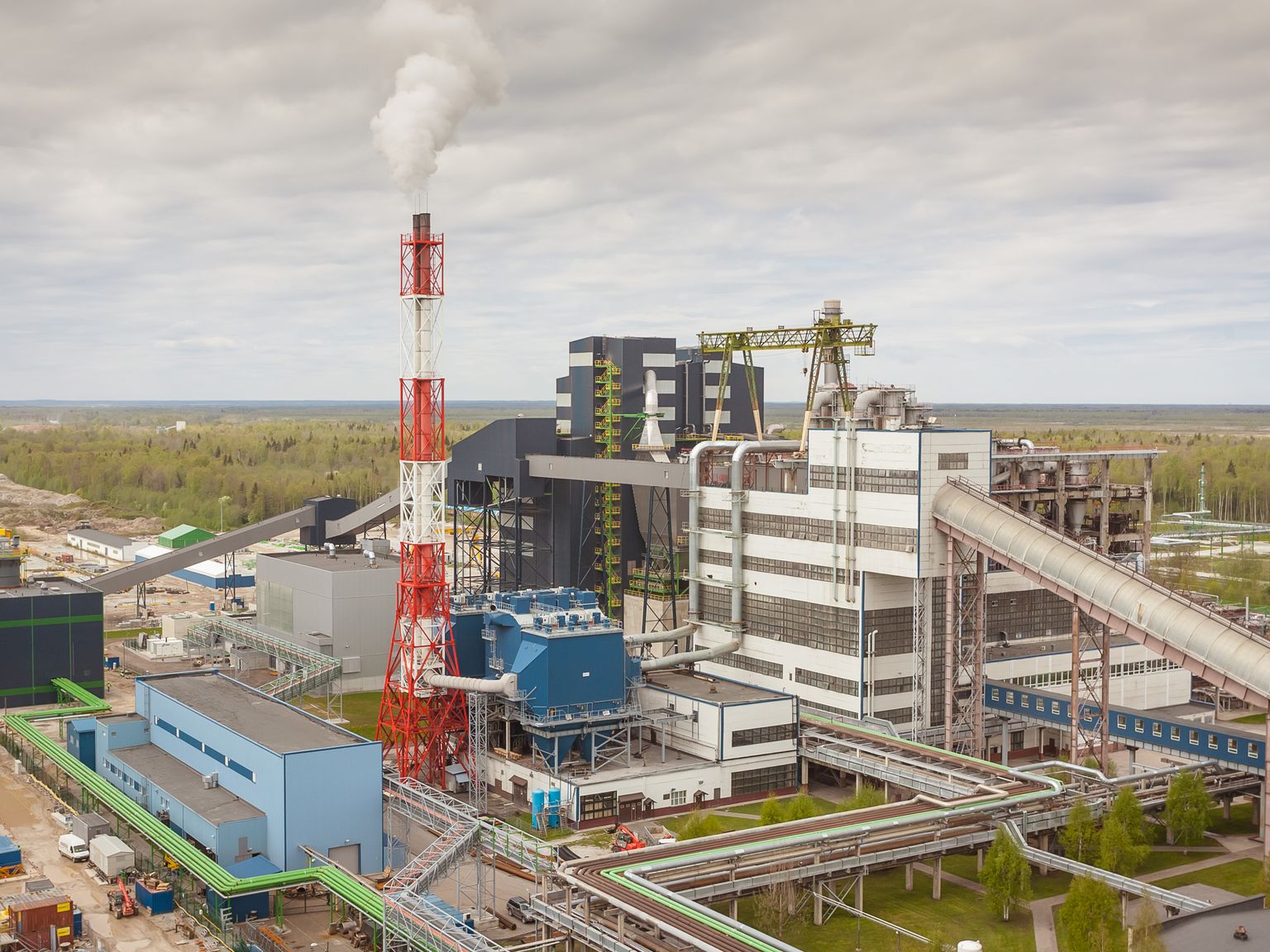 Завод сланцевого масла "Eesti Energia" неподалеку от Нарвы, в Аувере.