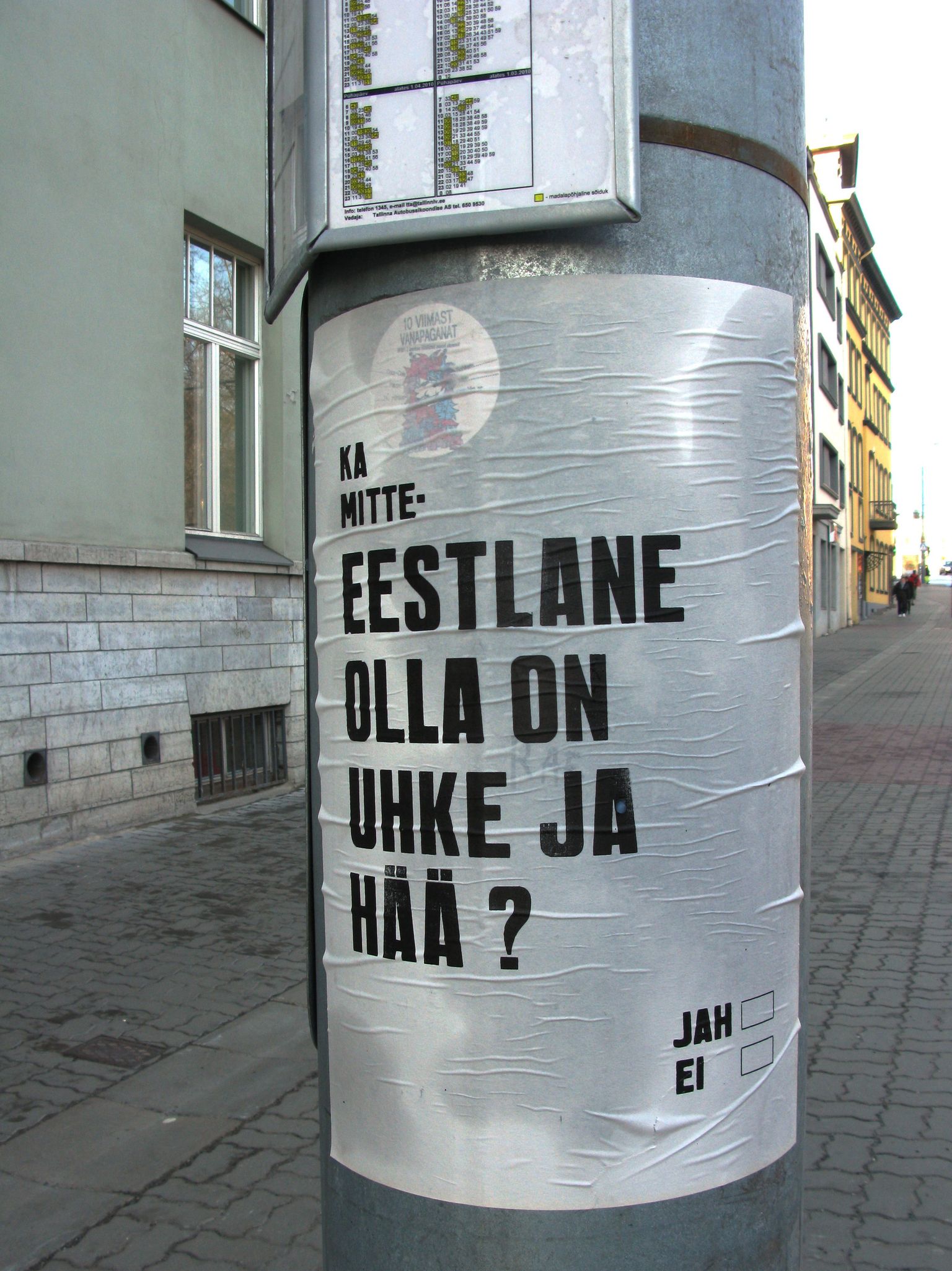 Tallinna kesklinna kaunistavad uued plakatid. Pilt on tehtud Kaarli puiesteel.