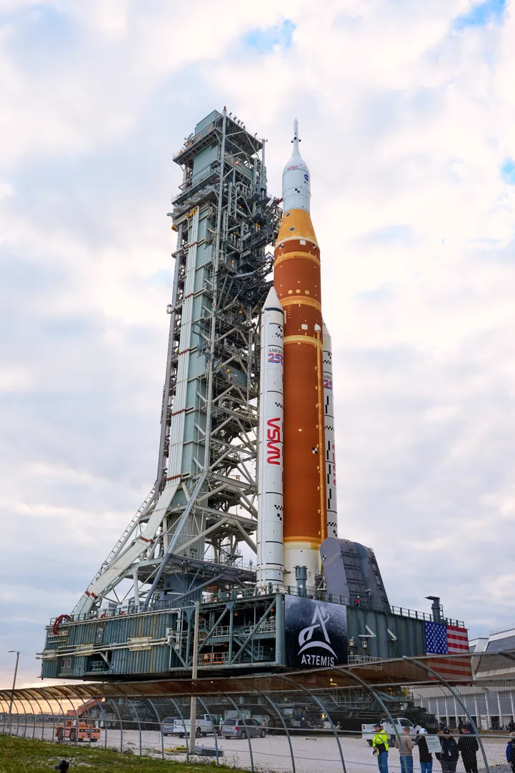 NASA aukstuma dēļ atliek Mēness raķetes startu