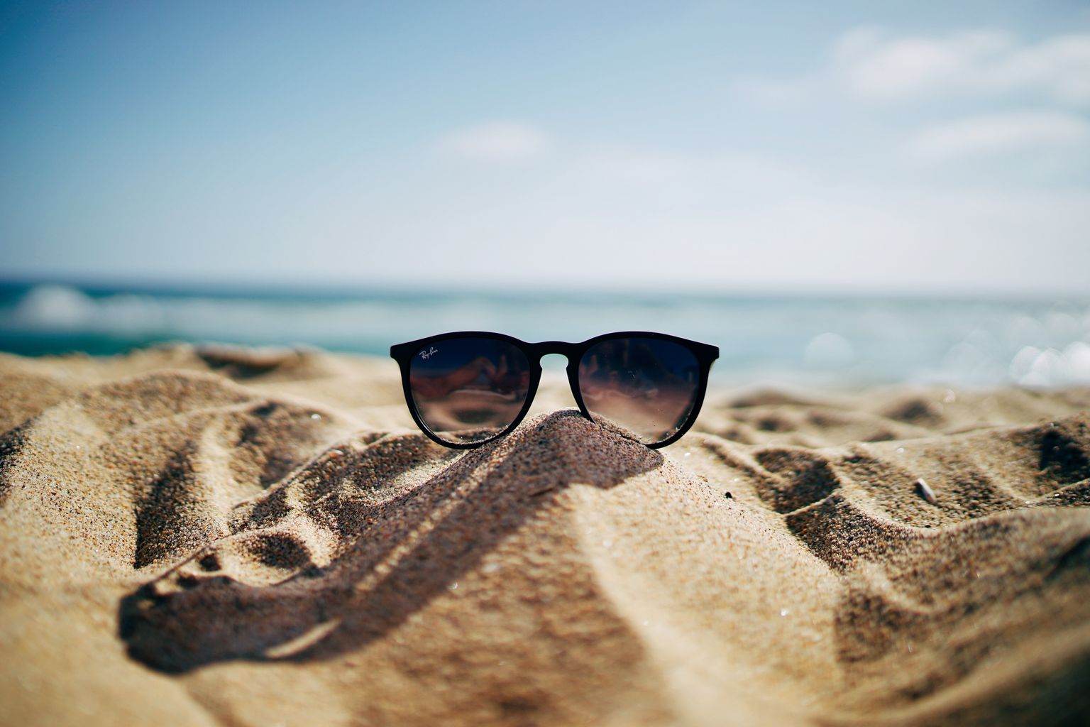 Saulesbrilles smiltīs pie jūras