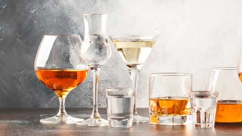 Вино или рюмка водки на столе: что о человеке расскажет алкоголь, который он выбирает