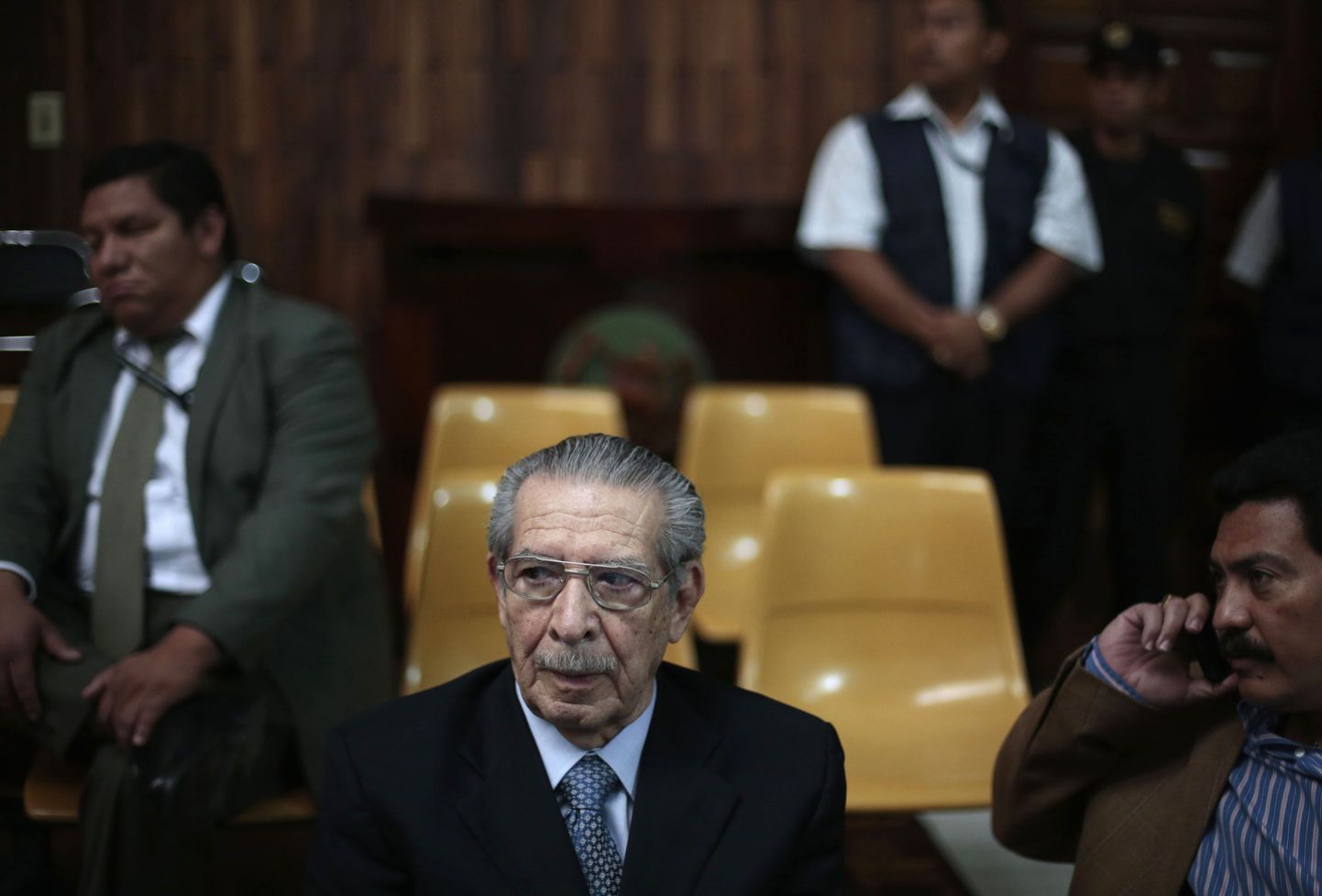 Guatemala eksdiktaator Efrain Rios Montt (keskel) kohtusaalis.