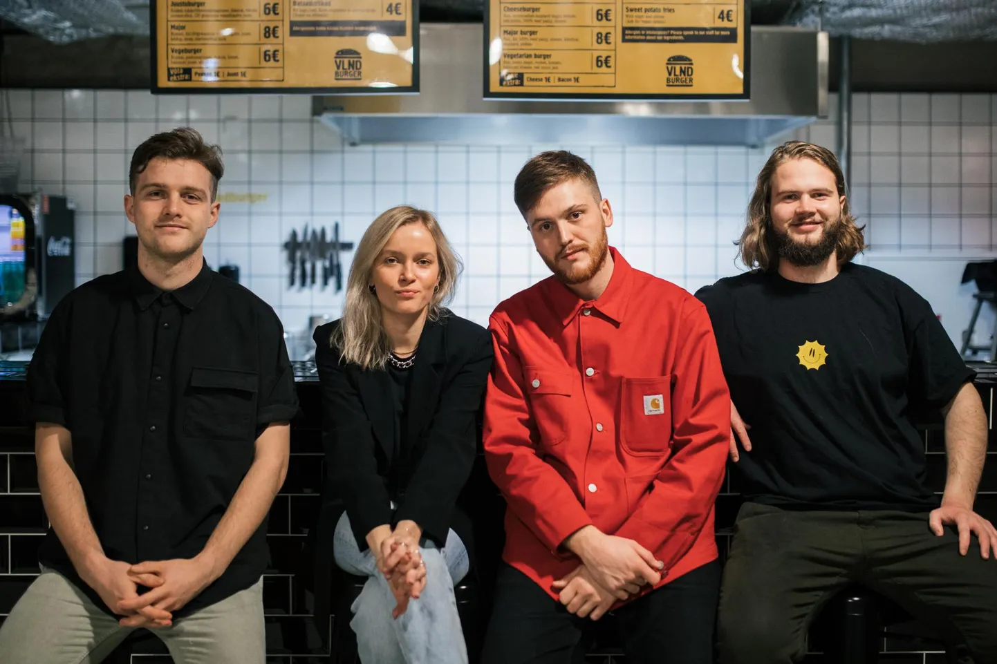 VLND Burgeri eestvedajad (vasakult) Oskar Berggren, Kristiin Elmat, Kris Süld ja Kristo Leemet müüvad kodulinna nimele viitavaid burgereid Tallinnas Balti jaama turul.