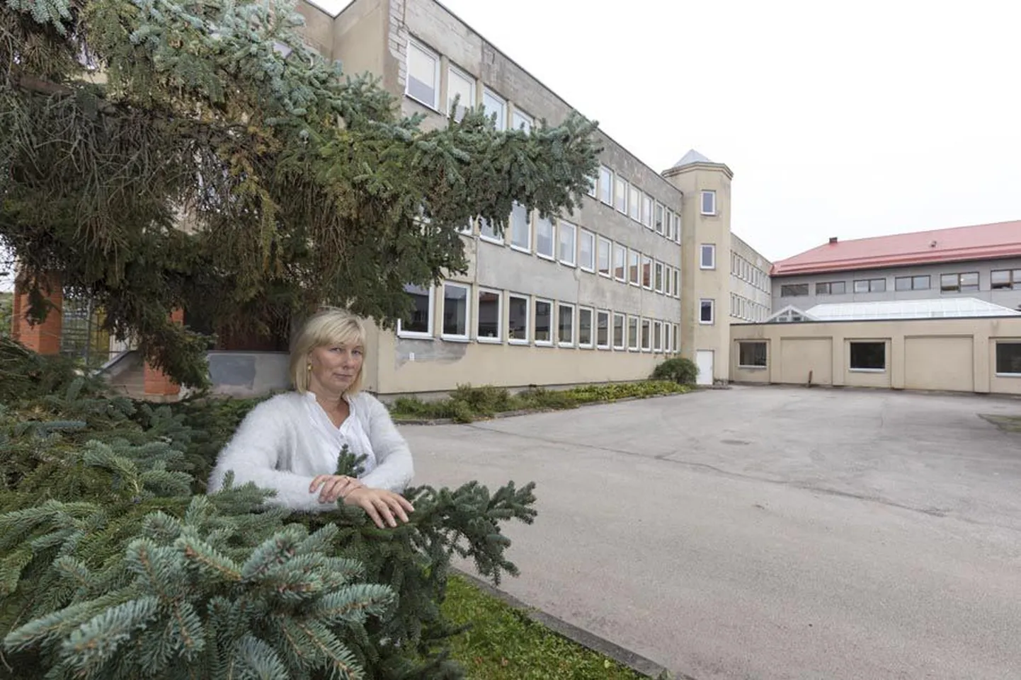 Linnapea Anneli Siimussaare selja taha jääb Võhma kooli uuem osa. Lagunenud fassaadi tõttu näib see halvemas seisus kui paarkümmend aastat vanem peahoone.