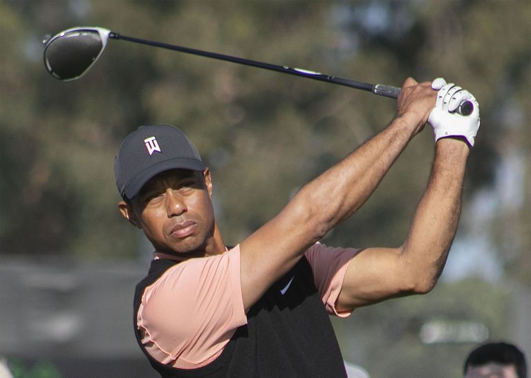 Tiger Woodsi auto lendas üle katuse Rancho Palos Verdes piikonnas, Californias. Fotol on Tiger Woods Genesis Invitational turniiril 2021. aasta veebruari esimesel poolel.